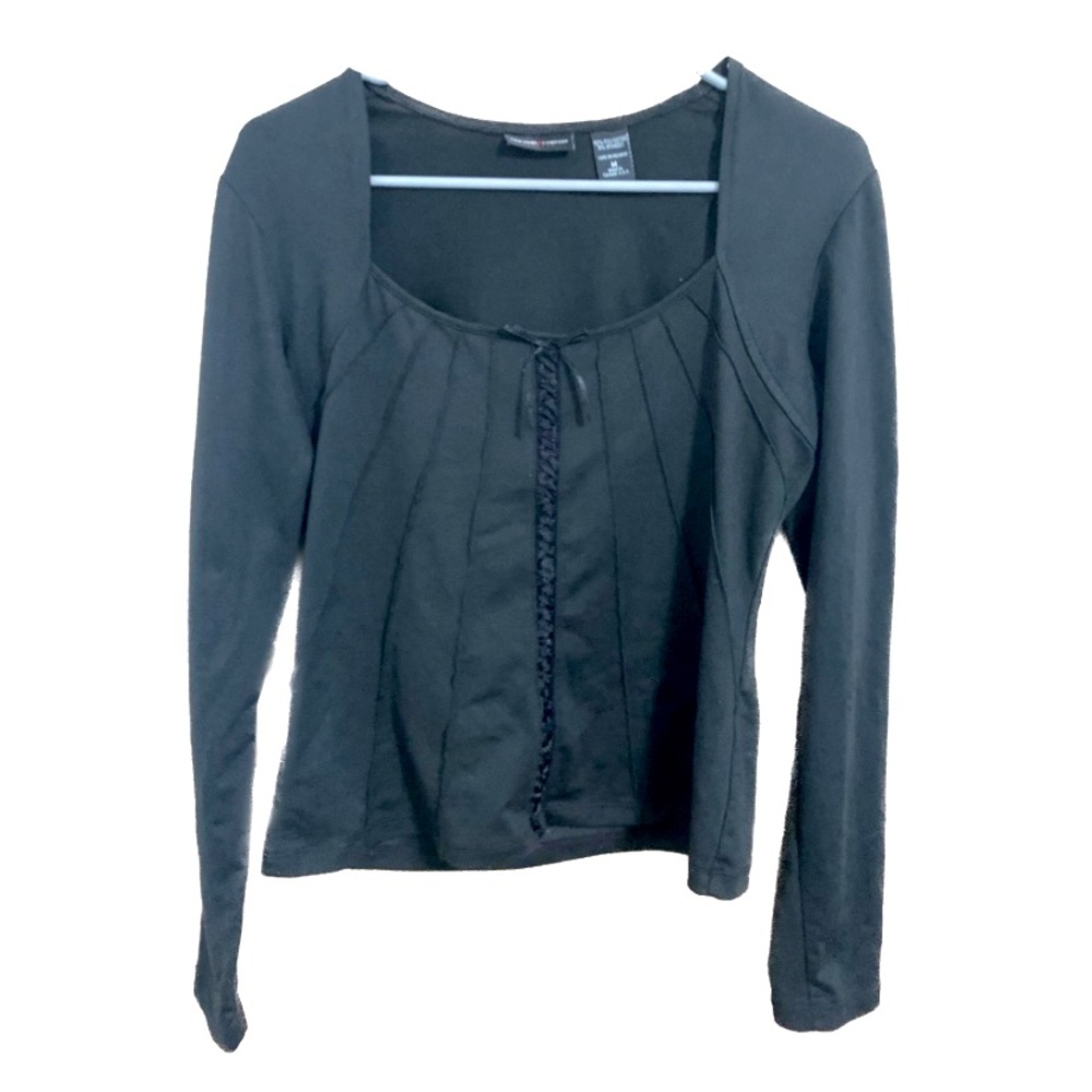 Vintage NY & CO long sleeve scoop Queen Anne neckline faux lace up top w bow